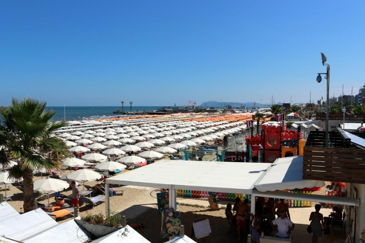 Hotel Record Riccione Esterno foto