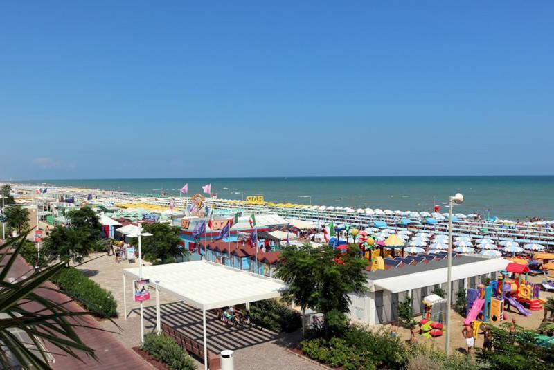Hotel Record Riccione Esterno foto