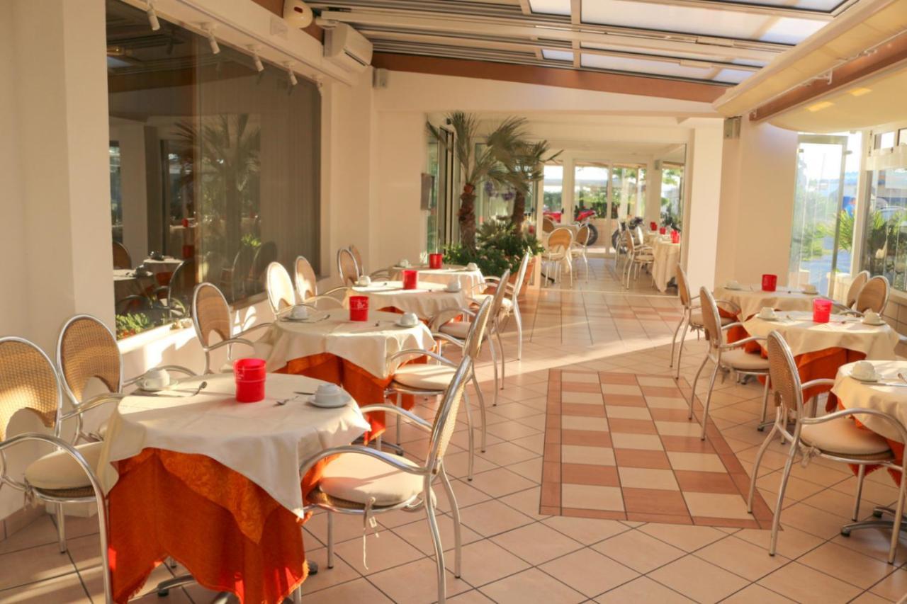 Hotel Record Riccione Esterno foto